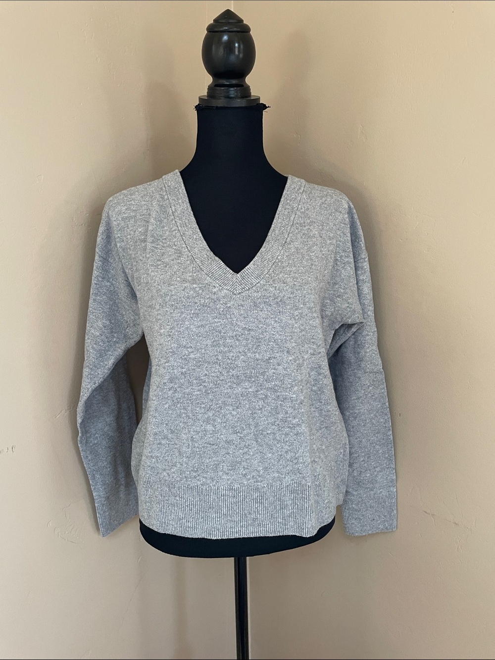 Gap Classic V-Neck Women's Gray Sweater, Small